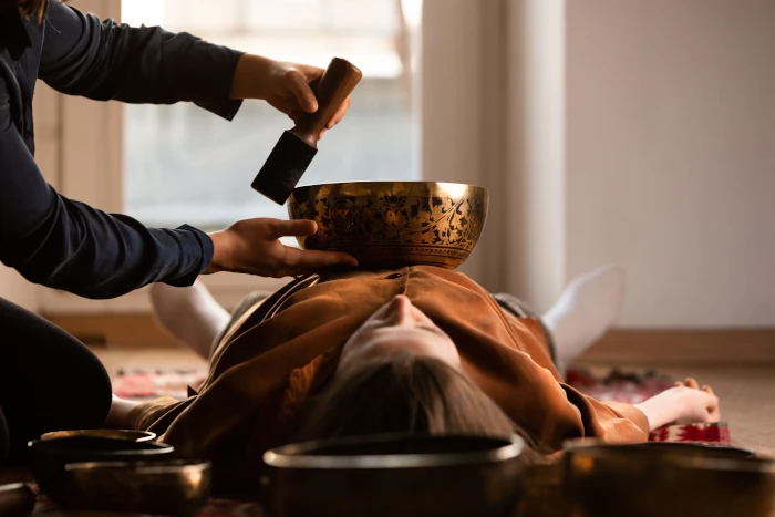 Personne écoutant un bol tibétain